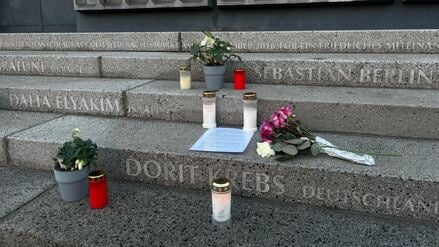 Kerzen und Blumen erinnern auf der Treppe am Breitscheidplatz an die Opfer des Anschlags.