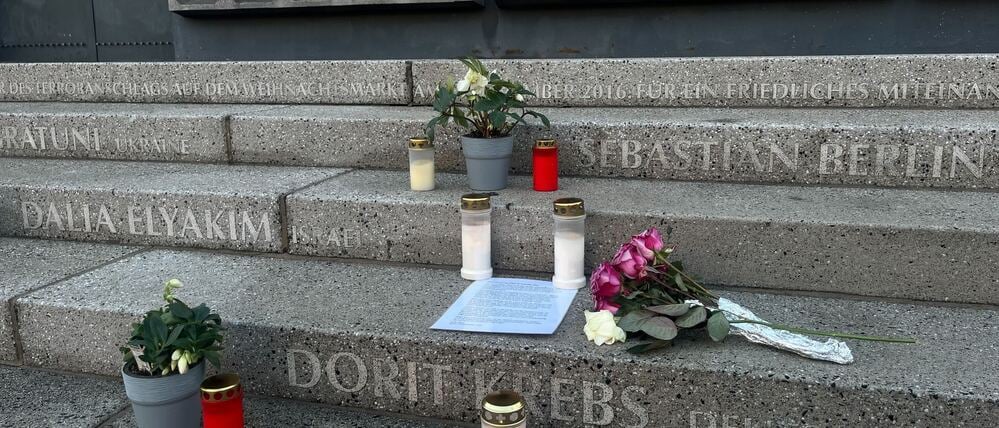 Kerzen und Blumen erinnern auf der Treppe am Breitscheidplatz an die Opfer des Anschlags.