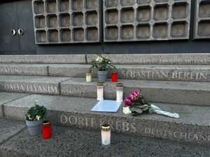 Kerzen und Blumen erinnern auf der Treppe am Breitscheidplatz an die Opfer des Anschlags.