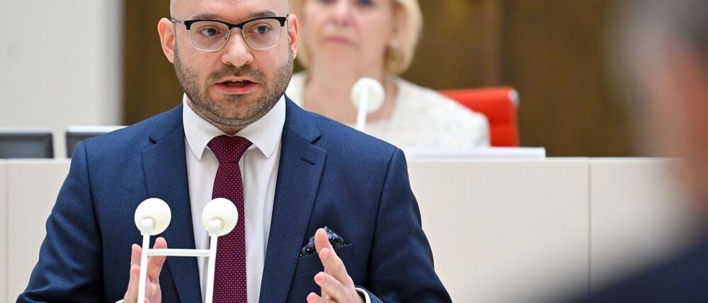 Brandenburgs Innenminister spricht zum Landesaufnahmegesetz.