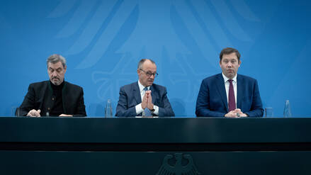 Markus Söder (CSU), Friedrich Merz (CDU) und Lars Klingbeil (SPD) dürften gebannt auf die Beschlüsse der Bundesratssitzung am Freitag schauen.