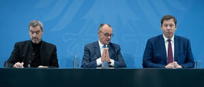 Markus Söder (CSU), Friedrich Merz (CDU) und Lars Klingbeil (SPD) dürften gebannt auf die Beschlüsse der Bundesratssitzung am Freitag schauen.