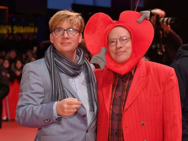 ARCHIV - 07.02.2019, Berlin: 69. Berlinale, Eröffnungsgala: Rosa von Praunheim (r) und Partner Oliver Sechting kommen zur feierlichen Eröffnung der Berlinale. Der Filmemacher ist tot. Er starb im Alter von 83 Jahren, wie der Deutschen Presse-Agentur aus seinem persönlichen Umfeld bestätigt wurde. Zuvor hatten mehrere Medien berichtet. Foto: Jens Kalaene/dpa +++ dpa-Bildfunk +++