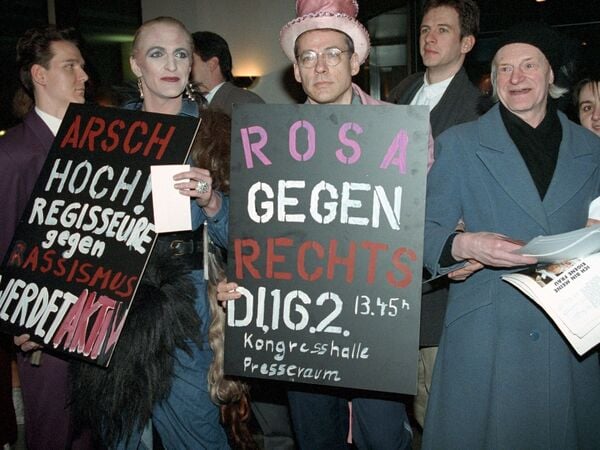 ARCHIV - 12.02.1993, Berlin: Der deutsche Regisseur Rosa von Praunheim (M) demonstriert mit Charlotte von Mahlsdorf (r) und einem Freund (l) am Rande der Berlinale gegen Rassismus. Der Filmemacher ist tot. Er starb im Alter von 83 Jahren, wie der Deutschen Presse-Agentur aus seinem persönlichen Umfeld bestätigt wurde. Zuvor hatten mehrere Medien berichtet. Foto: Nestor Bachmann/dpa +++ dpa-Bildfunk +++