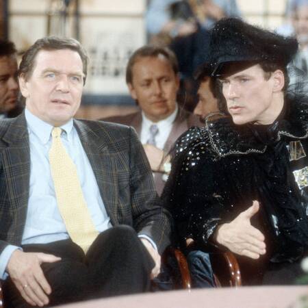 Bildnummer: 57146618 Datum: 01.11.1992 Copyright: imago/teutopress
Gerhard Schröder und Rosa von Praunheim (re.) in der NDR- Talkshow 11/92 ue quer halb sitzend Studio Gespräch People Politik xjh x0x 1992 quer
57146618 Date 01 11 1992 Copyright Imago Gerhard Schröder and Pink from Praunheim right in the NDR Talk show 11 92 Ue horizontal half seated Studio Conversation Celebrities politics XJH x0x 1992 horizontal