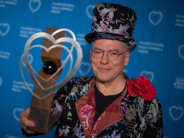 ARCHIV - 20.01.2020, Saarland, Saarbrücken: Filmregisseur Rosa von Praunheim hält den Ehrepreis des 41. Filmfestivals Max Ophüls Preis in der Hand. Der Filmemacher ist tot. Er starb im Alter von 83 Jahren, wie der Deutschen Presse-Agentur aus seinem persönlichen Umfeld bestätigt wurde. Zuvor hatten mehrere Medien berichtet. Foto: Oliver Dietze/dpa +++ dpa-Bildfunk +++