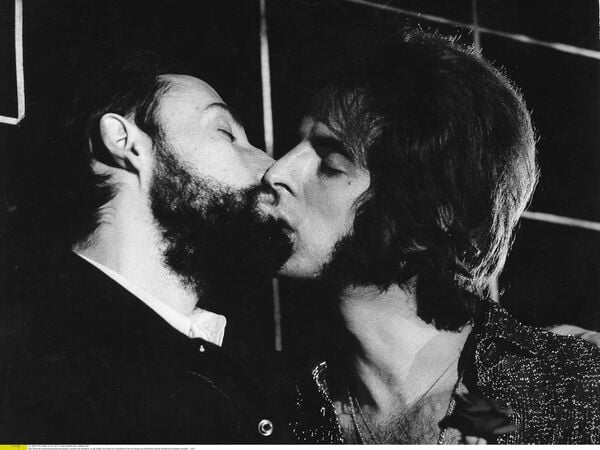 Film von Rosa von Praunheim Szene mit Bernd Feuerhelm (rechts) - 1973