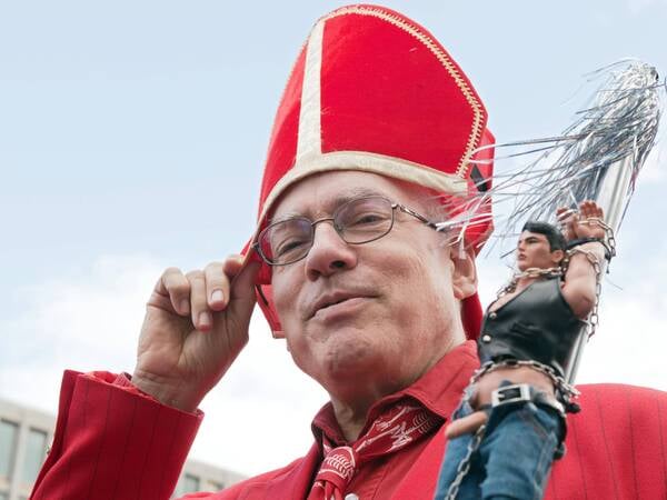 Berlin, Deutschland - Regisseur Rosa von Praunheim, Gegendemonstration zum Papstbesuch Benedikt XVI. 22.09.2011, Berlin, Deutschland, DEU - Anlaesslich des Papstbesuches Benedikt XVI., buergerlich Joseph Aloisius Ratzinger in Berlin demonstrieren Papstgegner am Potsdamer Platz unter dem Motto: Der Papst kommt und keine Macht den Dogmen. Regisseur Rosa von Praunheim traegt symbolische eine Mitra auf seinem Kopf. Berlin Berlin Deutschland *** Berlin, Germany Director Rosa von Praunheim, counter-demonstration to the Popes visit Benedict XVI 22 09 2011, Berlin, Germany, DEU On the occasion of the Popes visit Benedict XVI , Joseph Aloisius Ratzinger in Berlin, Pope opponents demonstrate at Potsdamer Platz under the motto The Pope is coming and no power the dogmas Director Rosa von Praunheim wears a symbolic mitre on his head Berlin Berlin Ger