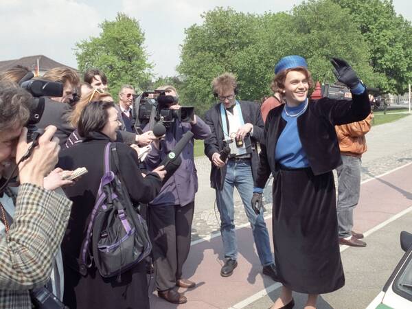 Hape Kerkeling winkt am 25.04.1991 als Königin Beatrix der Niederlande vor dem Schloss Bellevue in Berlin. Hape Kerkeling als Königin Beatrix Hape Kerkeling beckons at 25 04 1991 as Queen Beatrix the Netherlands before the Castle Bellevue in Berlin Hape Kerkeling as Queen Beatrix
Hape24