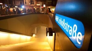 Blick in Zugang zum U-Bahnhof Schloßstraße.