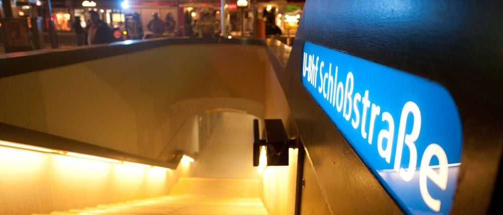 Blick in Zugang zum U-Bahnhof Schloßstraße.