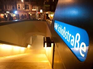 Blick in Zugang zum U-Bahnhof Schloßstraße.