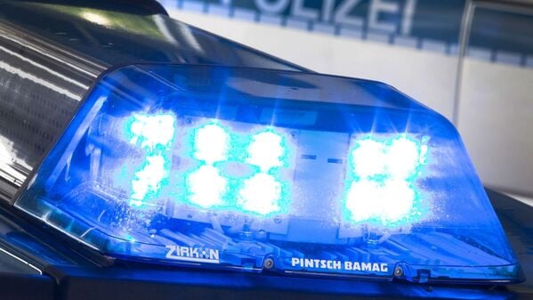 Ein Blaulicht leuchtet auf dem Dach eines Polizeiwagens.