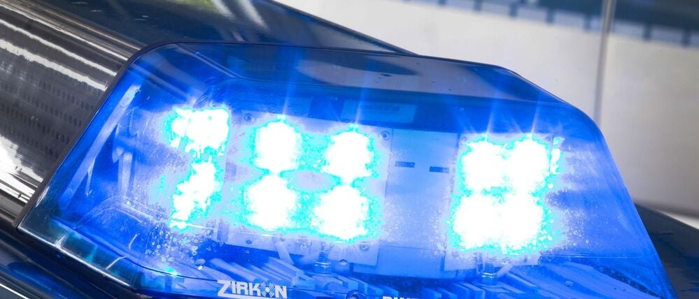 Ein Blaulicht leuchtet auf dem Dach eines Polizeiwagens.