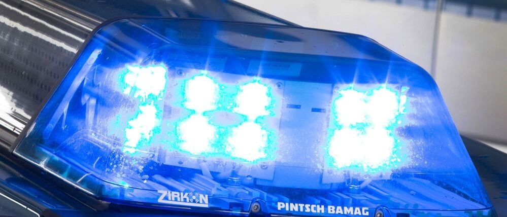 Ein Blaulicht leuchtet auf dem Dach eines Polizeiwagens. (Symbolbild)