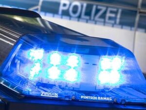 Ein Blaulicht leuchtet auf dem Dach eines Polizeiwagens.