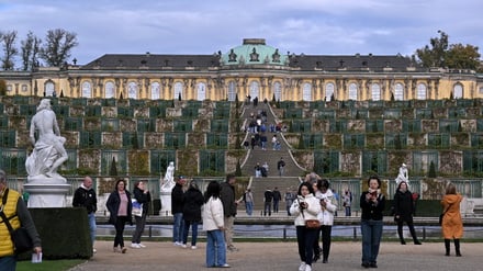 Besucher vor dem Schloss Sanssouci.