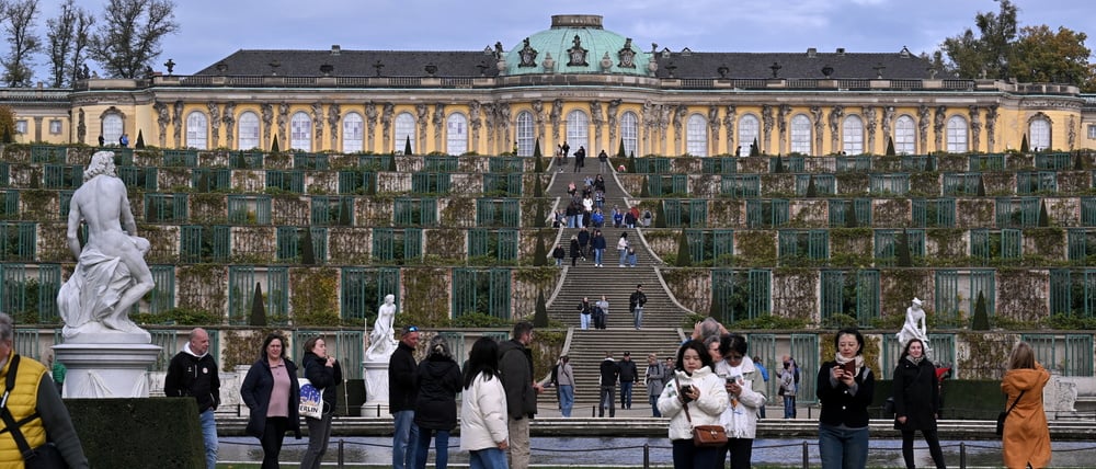 Besucher vor dem Schloss Sanssouci.
