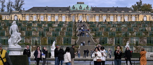 Besucher vor dem Schloss Sanssouci.