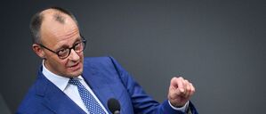 17.12.2025, Berlin: Bundeskanzler Friedrich Merz (CDU) spricht bei der einstündigen Regierungsbefragung in der 49. Plenarsitzung der 21. Legislaturperiode im Deutschen Bundestag. Nach der Befragung durch die Parlamentarier wird der Bundeskanzler eine Regierungserklärung zum Ende der Woche stattfindenden EU-Gipfel abgeben. Daneben beschäftigt sich der Bundestag mit dem Armuts- und Reichtumsbericht und dem Bundeswehreinsatz in Irak. Foto: Bernd von Jutrczenka/dpa +++ dpa-Bildfunk +++