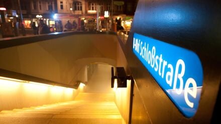 Ende November musste die Feuerwehr zum U-Bahnhof ausrücken. (Archivbild)