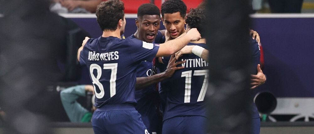 Die Profis von Paris Saint-Germain jubeln den Führungstreffer.