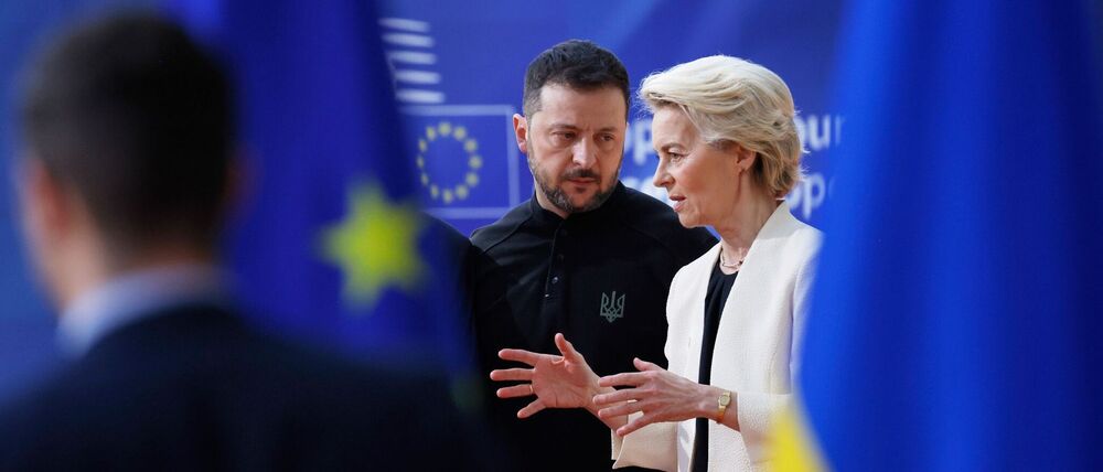 Hoffen auf eine Einigung der Staats- und Regierungschefs: Die Präsidentin der Europäischen Kommission, Ursula von der Leyen und der ukrainische Präsident Wolodymyr Selenskyj. (Archivbild)