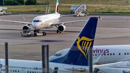 Eurowings und Ryanair bieten Direktflüge von deutschen Flughäfen an. 