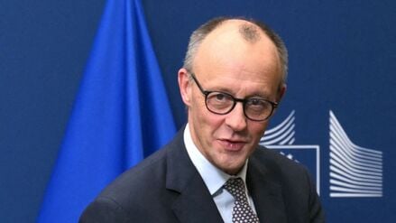 Der deutsche Bundeskanzler Friedrich Merz reagiert vor seinem Treffen mit dem Präsidenten der Europäischen Kommission zur Erörterung der Verwendung eingefrorener russischer Vermögenswerte zur Finanzierung der Ukraine am 5. Dezember 2025 in der EU-Kommission in Brüssel (Archivbild).