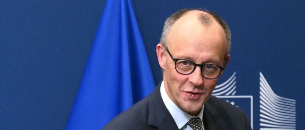 Der deutsche Bundeskanzler Friedrich Merz reagiert vor seinem Treffen mit dem Präsidenten der Europäischen Kommission zur Erörterung der Verwendung eingefrorener russischer Vermögenswerte zur Finanzierung der Ukraine am 5. Dezember 2025 in der EU-Kommission in Brüssel (Archivbild).