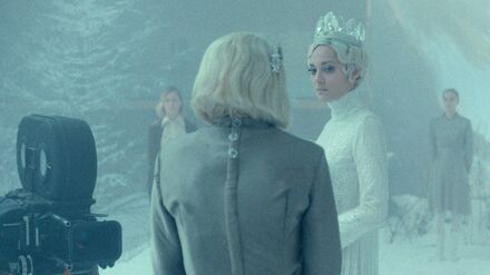 Oscar-Preisträgerin Marion Cotillard spielt im Film eine Schauspielerin, die die Schneekönigin verkörpert.