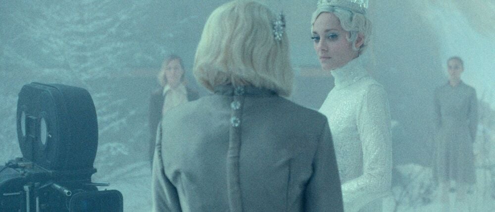 Oscar-Preisträgerin Marion Cotillard spielt im Film eine Schauspielerin, die die Schneekönigin verkörpert.