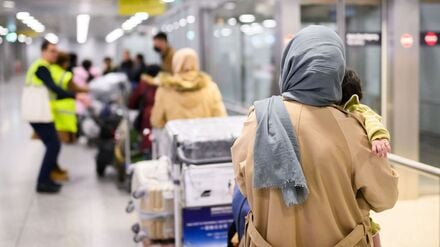 Afghaninnen und Afghanen aus den Bundesaufnahmeprogrammen stehen im Flughafen Hannover (Symbolbild).