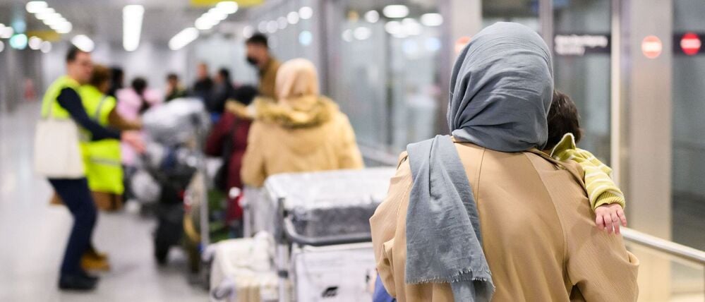 Afghaninnen und Afghanen aus den Bundesaufnahmeprogrammen stehen im Flughafen Hannover (Symbolbild).