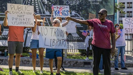 Demonstranten gegen die Trump-Bibliothek vor dem Grundstück in Downtown Miami.