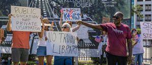 Demonstranten gegen die Trump-Bibliothek vor dem Grundstück in Downtown Miami.