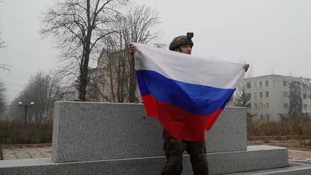 Der Kreml behauptet, russische Streitkräfte hätten zwei Städte in der Ostukraine eingenommen. Hier soll ein russischer Soldat in der Stadt Pokrowsk eine Russland-Fahne hochhalten.