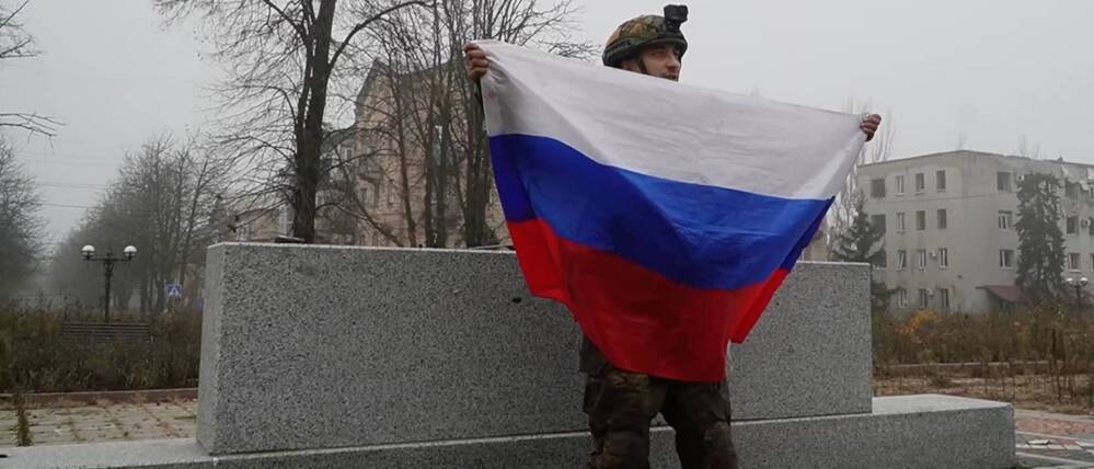 Der Kreml behauptet, russische Streitkräfte hätten zwei Städte in der Ostukraine eingenommen. Hier soll ein russischer Soldat in der Stadt Pokrowsk eine Russland-Fahne hochhalten.