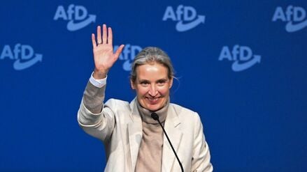 Die AfD-Co-Vorsitzende Alice Weidel winkt Parteimitgliedern und Delegierten zu, während sie auf dem Podium steht (Archivbild).