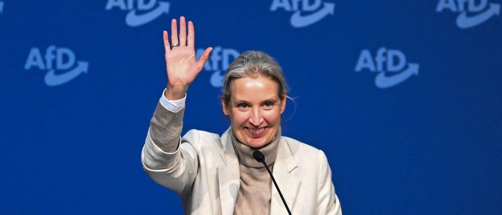 Die AfD-Co-Vorsitzende Alice Weidel winkt Parteimitgliedern und Delegierten zu, während sie auf dem Podium steht (Archivbild).