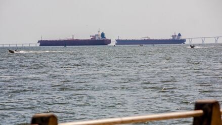 Zwei Rohöltanker liegen weiterhin vor Anker auf dem Maracaibo-See in der Nähe von Maracaibo im Bundesstaat Zulia in Venezuela.