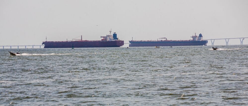Zwei Rohöltanker liegen weiterhin vor Anker auf dem Maracaibo-See in der Nähe von Maracaibo im Bundesstaat Zulia in Venezuela.