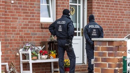 Den Angeklagten wird unter anderem ein Brandanschlag auf ein Kulturzentrum in Altdöbern (Brandenburg) vorgeworfen. (Archivbild)