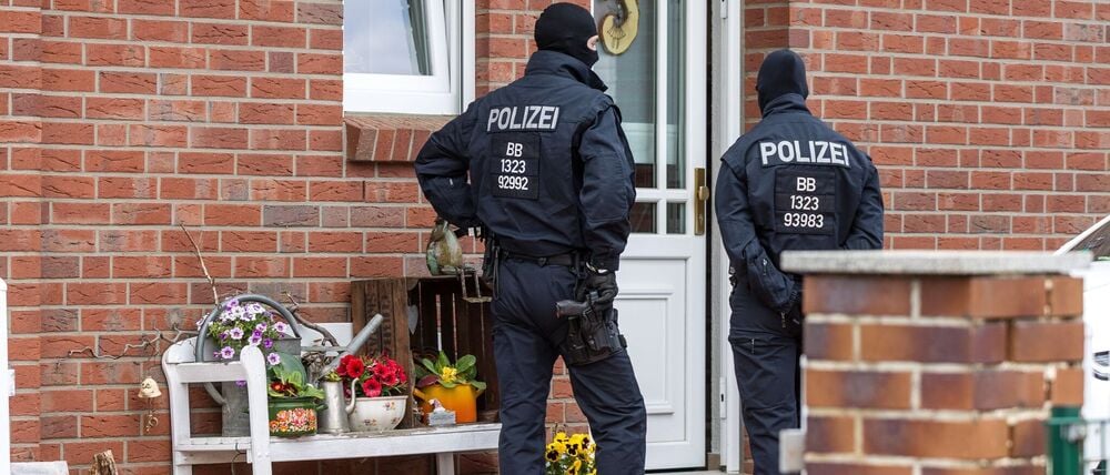 Den Angeklagten wird unter anderem ein Brandanschlag auf ein Kulturzentrum in Altdöbern (Brandenburg) vorgeworfen. (Archivbild)