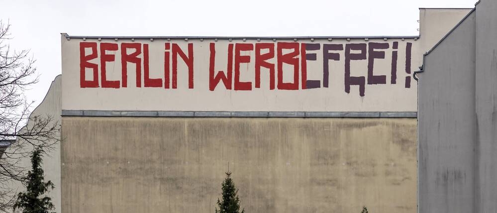 Der Schriftzug „Berlin Werbefrei“ ist an einer Hauswand zu lesen. (Symbolbild)