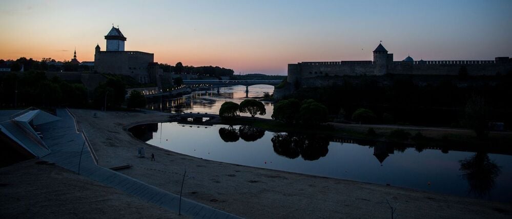 Die Sonne geht am 01.06.2016 hinter der Hermannsfeste (l) in der estnischen Stadt Narva und der russischen Burg Iwangorod auf der gegenüberliegenden Seite unter.++ dpa-Bildfunk +++