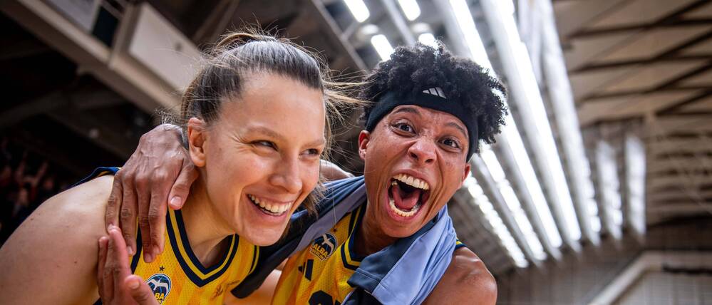 Lena Gohlisch (links) und Deeshyra Thomas erleben in dieser Saison ein Auf (im Bild ein Sieg gegen Freiburg) und Ab. 
