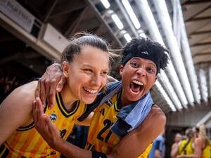 Lena Gohlisch (links) und Deeshyra Thomas erleben in dieser Saison ein Auf (im Bild ein Sieg gegen Freiburg) und Ab. 