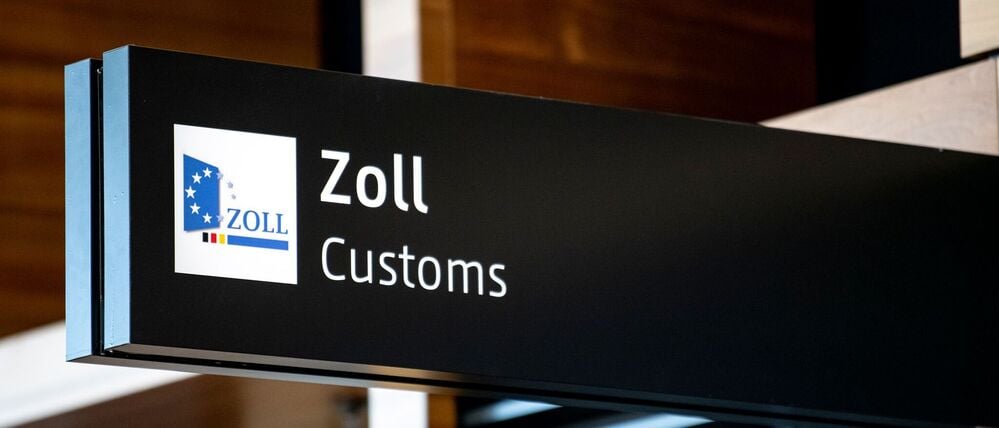 Die Frau wurde am BER vom Zoll erwischt. (Symbolbild)