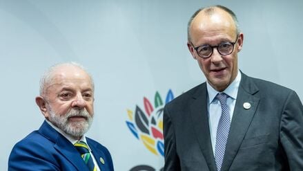 Bundeskanzler Friedrich Merz (CDU,) reicht Luiz Lula da Silva, Präsident von Brasilien, die Hand bei einem bilateralen Treffen beim G20-Gipfel (Symbolbild).